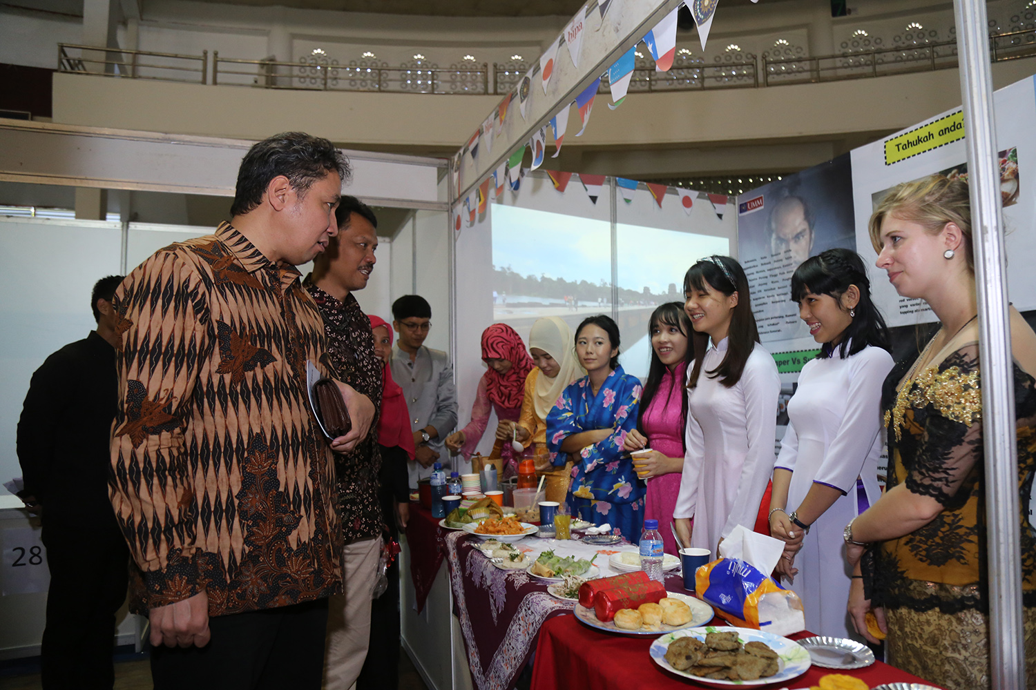 Dirjen Kebudayaan Hilmar Farid mengunjungi stand kuliner international BIPA UMM. Foto : Rino Anugrawan